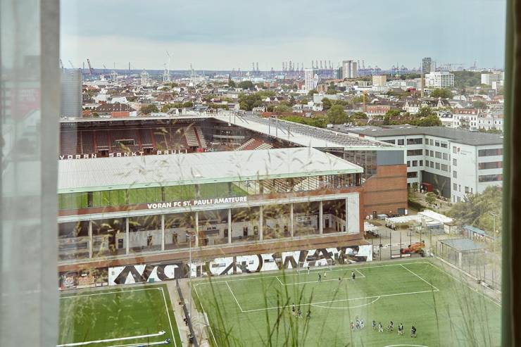 Ausblick vom Hotelzimmer im REVERB Hotel im Hamburg Bunker mit Blick auf das St. Pauli Stadion.