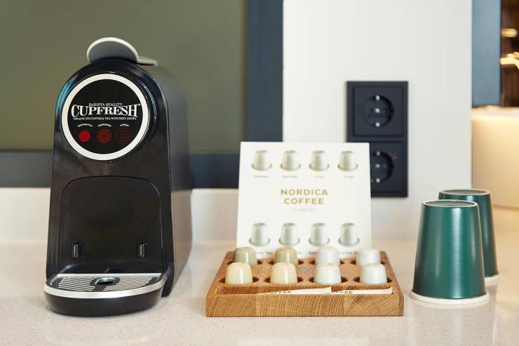 Kaffee- und Tee-Station im Hotelzimmer im REVERB Hotel im Hamburg BUNKER – perfekt für den Start.