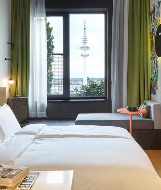 Bunt, hell und mit direkter Aussicht auf den Fernsehturm von Hamburg – die REVERB Hotelzimmer bieten alles.
