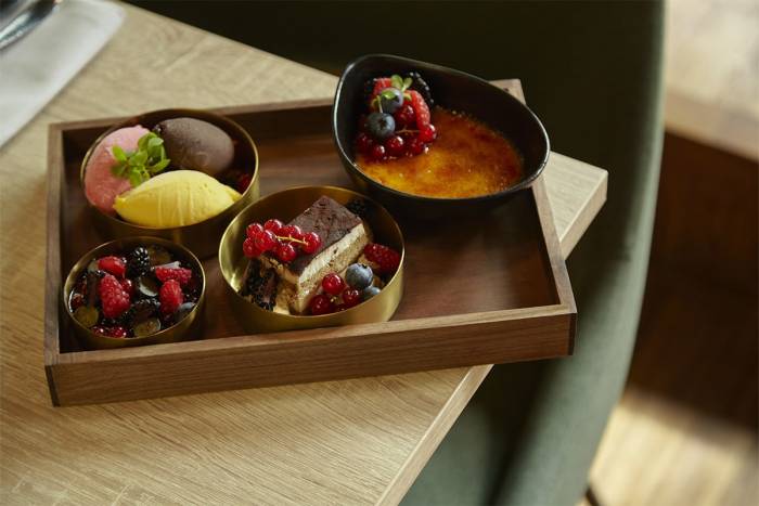 Eine Zusammenstellung aus Eissorten, Beeren, Schokolade, Crème Brûlée und Tiramisu im BUNKER-Restaurant.