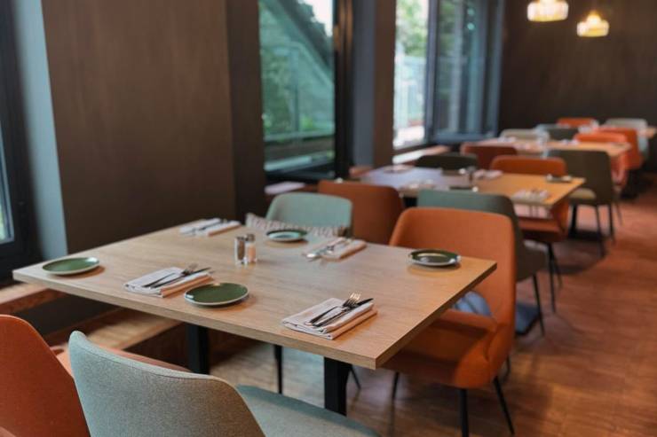 Tischreihen perfekt eingedeckt für den Genuss – im Restaurant LaSala mit einzigartigem Interior, so bewundernswert wie der Ausblick.