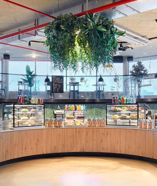 Runde Theke mit frischen Snacks, kühlen Drinks, heißen Kaffee und atemberaubendem Ausblick zum Genießen.