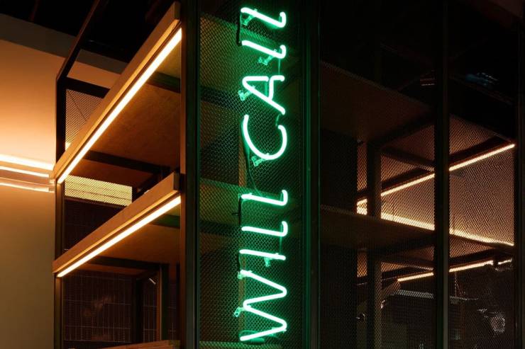 Neon-Schild in wildem Grün mit der Aufschrift 'WILL CALL' im Hamburg Bunker.