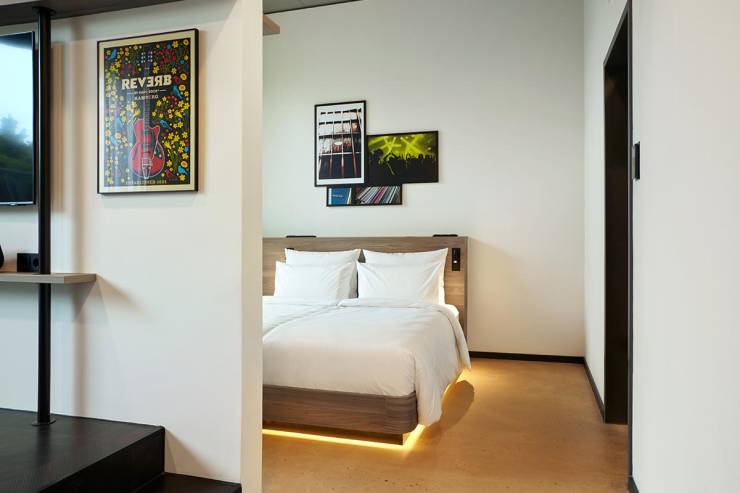 Ultrabequemes Kingsize-Bett in der geräumigen Replay Suite King im REVERB Hotel im Bunker – in modernem Design.