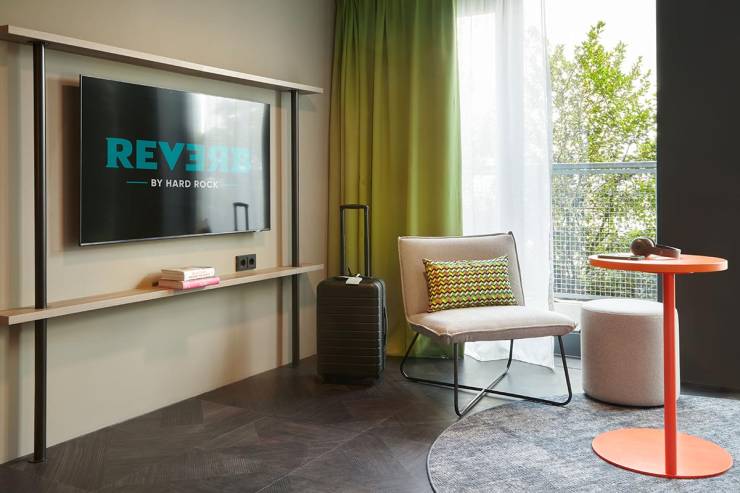 Sitzecke in der Roadie-Suite mit Smart-TV und Platz zum Chillen nach einem aufregenden Tag in Hamburg.