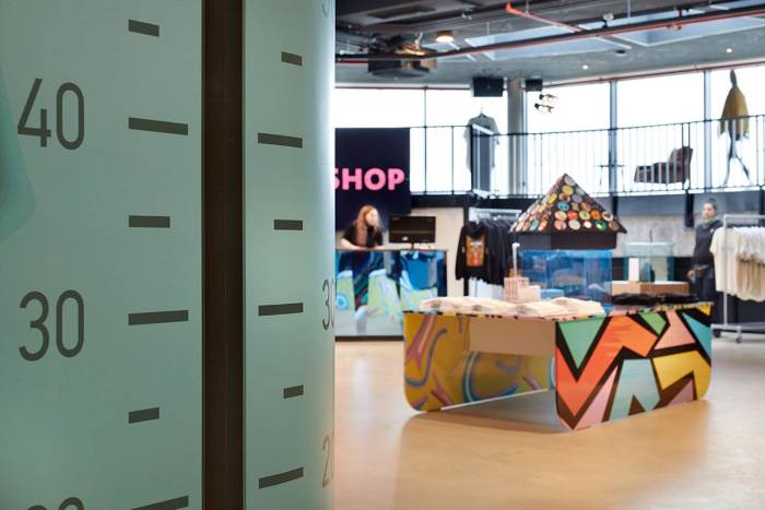 Innendesign mit überdimensionalem Mischpult und farbenfrohen Streetart-Elementen.