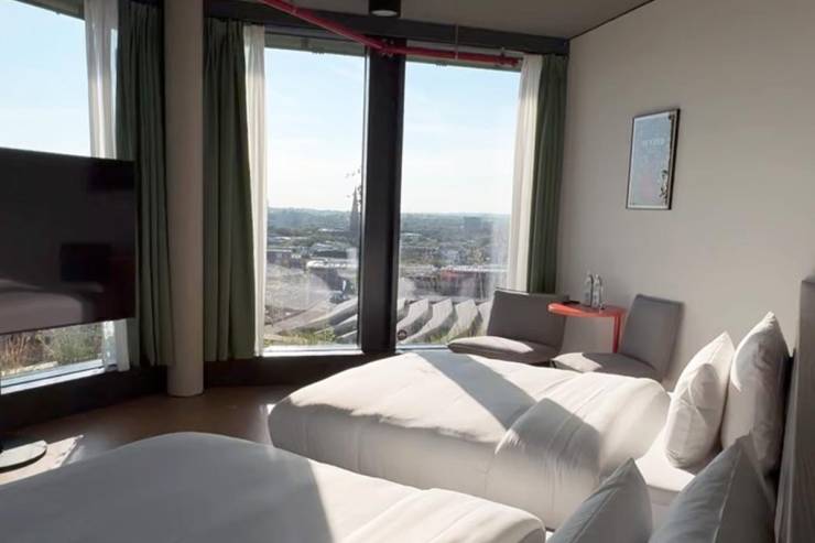 Große Suite im REVERB Hotel mit zwei Queensize-Betten und spektakulärem Blick auf die Skyline von Hamburg.