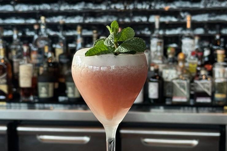 Fruchtiger Cocktail, garniert mit Minze, an der Bar im KARO&PAUL – mitten im Herzen der Stadt.