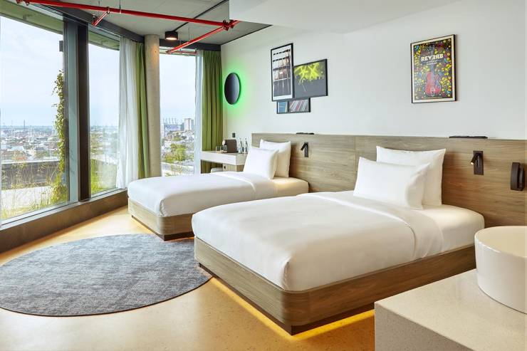 Hotelzimmer im Herzen von Hamburg im REVERB Hotel mit Ausblick auf die Stadt nach dem Aufwachen.