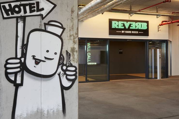 Rebelzer-Kunst an der Betonfassade des REVERB-Einganges.