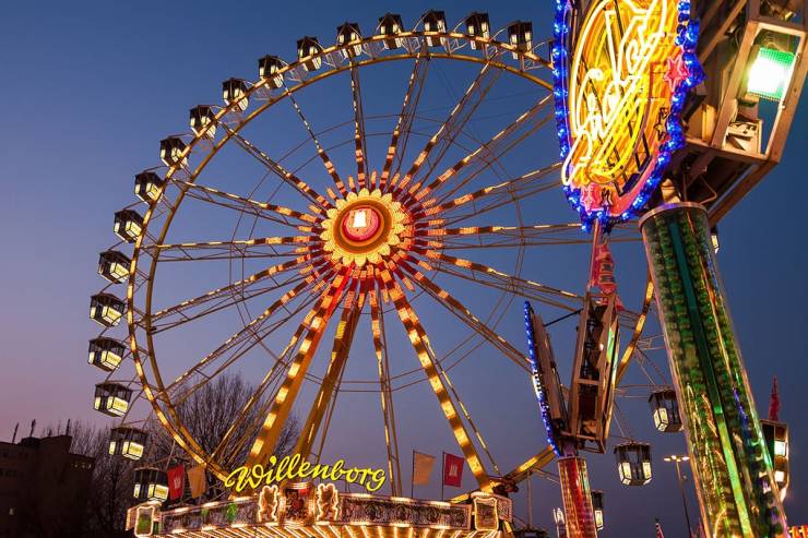 Beleuchtetes Riesenrad auf dem Hamburger Dom, direkt neben dem atemberaubenden Hamburg Bunker.