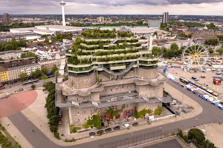 Das einzigartige, historische Bunkergebäude liegt direkt am Heiligengeistfeld mit seinem Jahrmarkt.