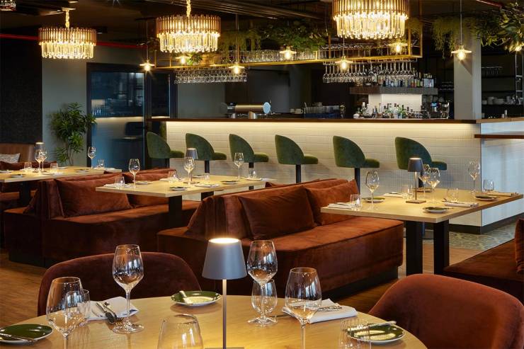 Elegantes Interieur in warmen Farbtönen, mit modernen Polstermöbeln und Retro-Elementen.