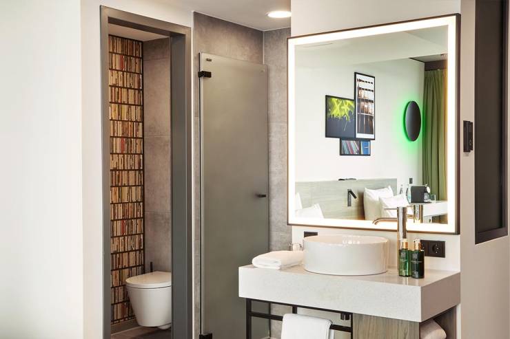 Großer Waschtisch und beleuchtetem Spiegel, um sich für den Tag in Hamburg bereit zu machen.