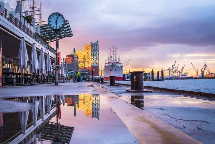Geheimtipp Hamburger Hafen am Morgen: Ruhiger Spaziergang bei Sonnenaufgang in Richtung Konzerthaus.