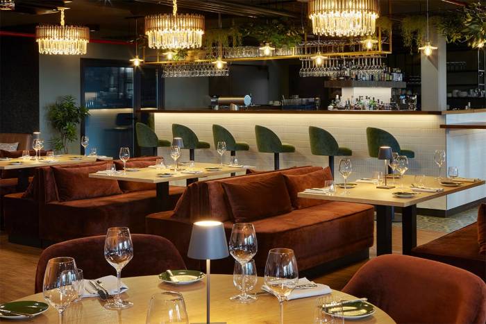 Elegantes Interieur in warmen Farbtönen, mit modernen Polstermöbeln und Retro-Elementen.