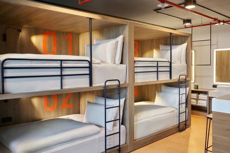 Roadie Suite im REVERB Hotel Hamburg mit 4 Einzelbetten und Platz zum Abrocken mit der Crew.