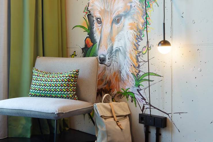Superior King Hotelzimmer im REVERB Hotel Hamburg mit einzigartigen Graffiti, die das Zimmer bunter machen.