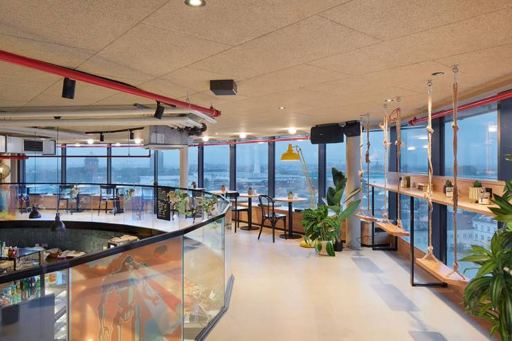 Einrichtung des Cafés mit Elementen aus Industrial Chic und Naturmaterialien.