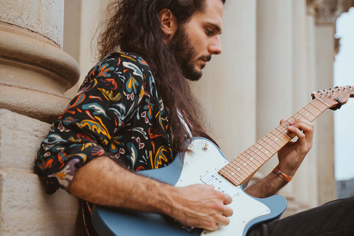 Musiker O’Shane rockt die E-Gitarre und bringt einzigartige Vibes live ins KARO&PAUL!