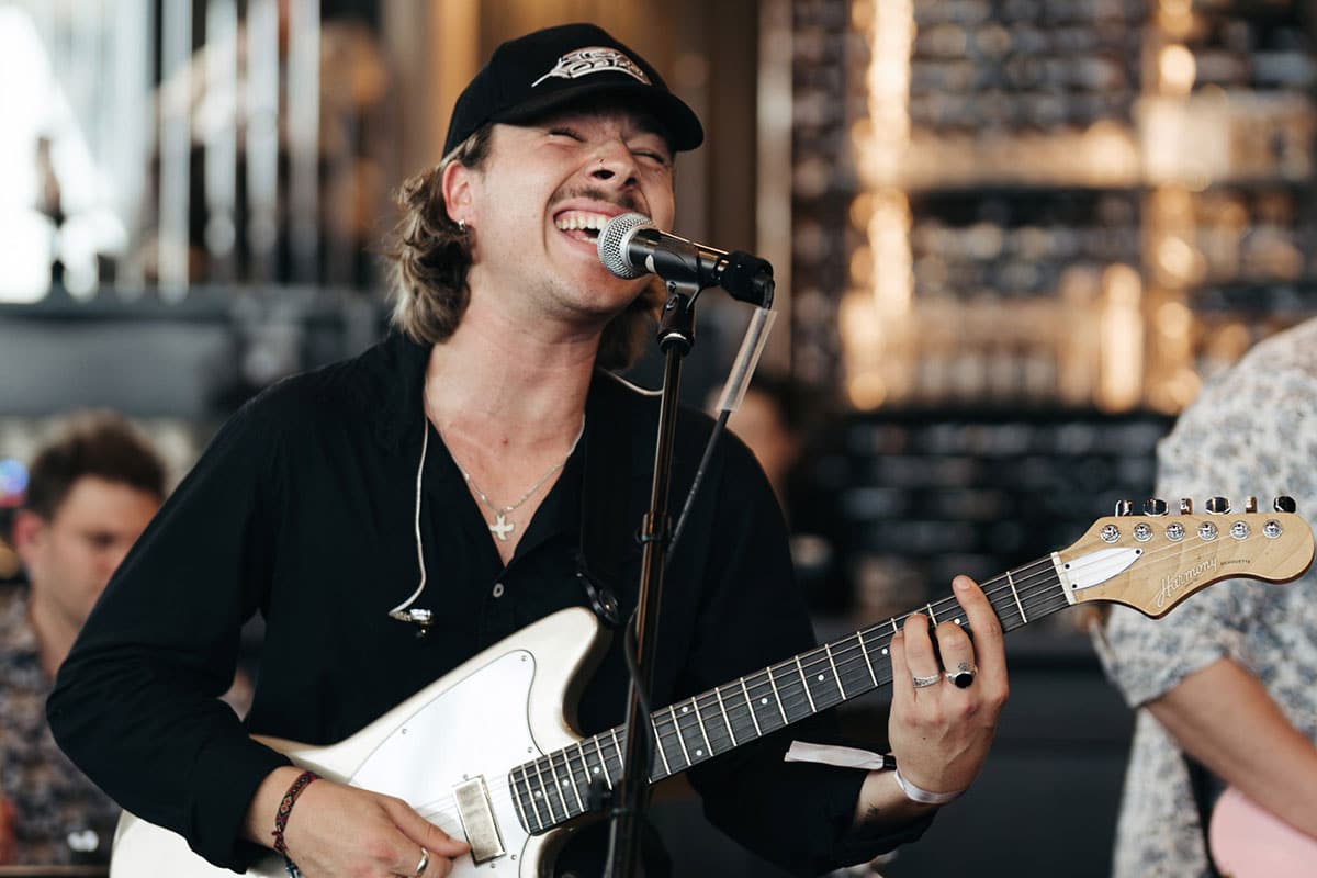 Sänger mit Gitarre im KARO&PAUL Bar und Restaurant.
