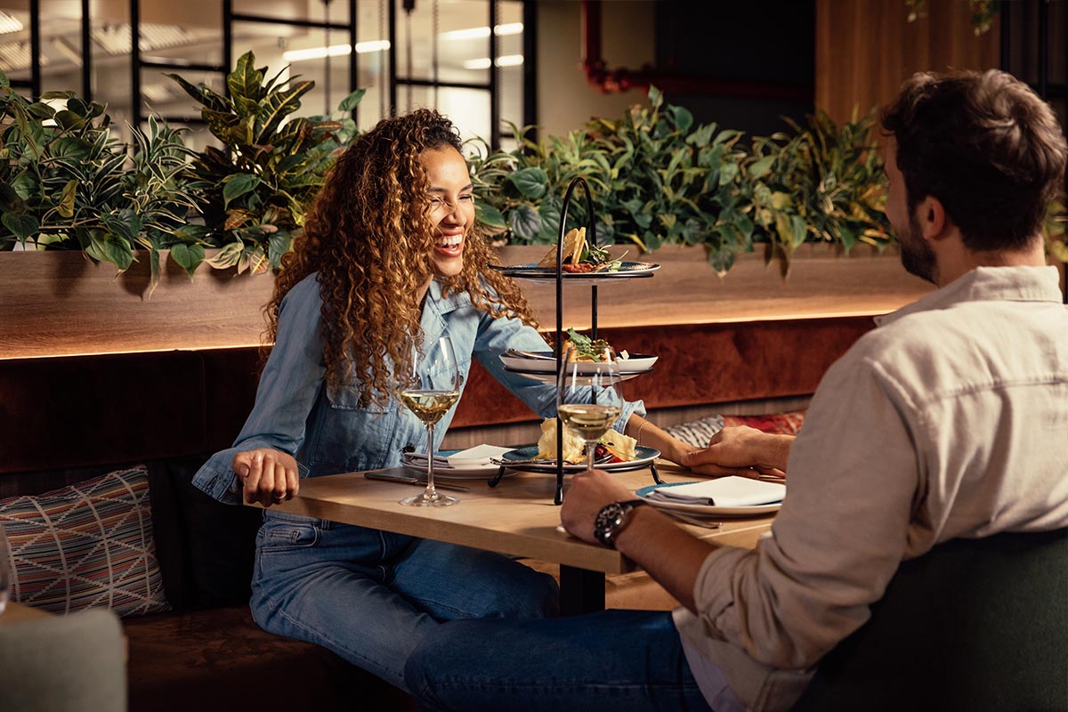 Besondere Atmosphäre im Restaurant LaSala im Hamburg Bunker, mit köstlichen Speisen.