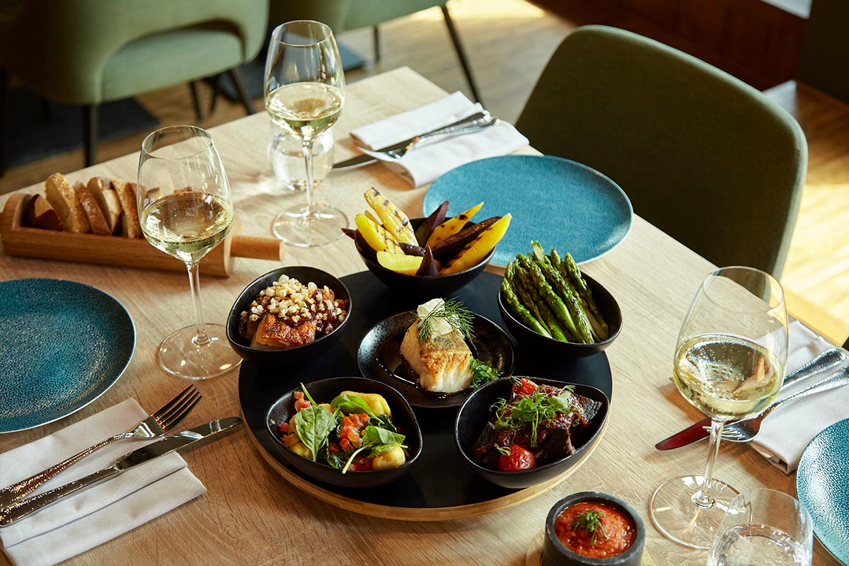 Antipasti angerichtet auf dem Dinnertisch, bereit zur Verkostung im Restaurant LaSala.
