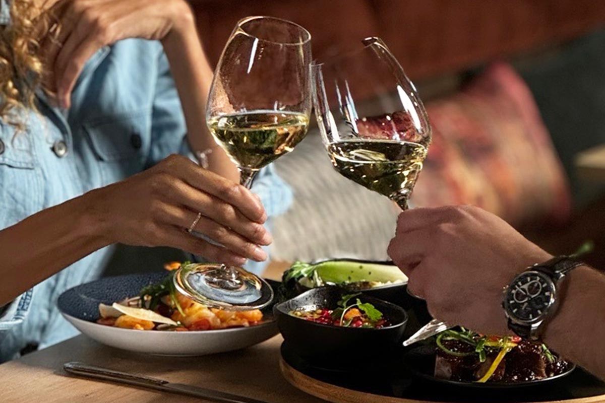 Leckere Speisen und ebenso köstlicher Weißwein im Restaurant LaSala, hoch über den Dächern Hamburgs.