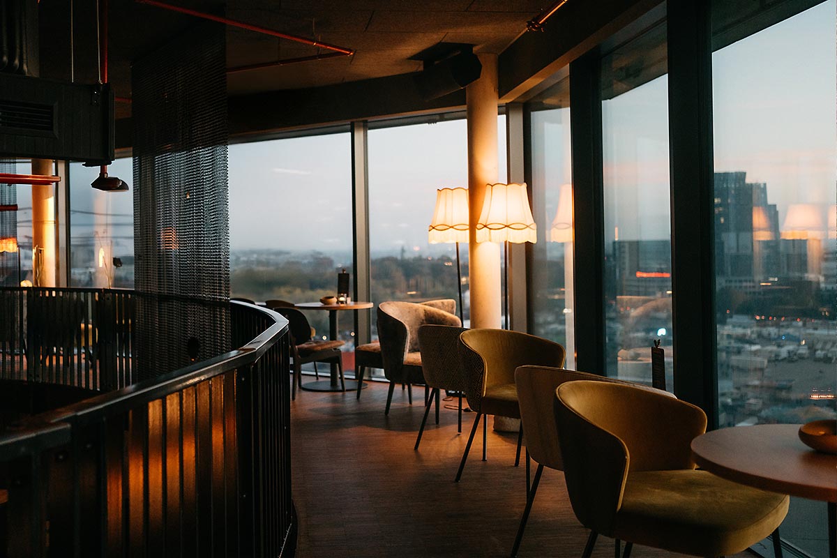 Barbereich im Club-Style mit dunklen Elementen, Skull-Art sowie extravagenten Lampen.@KENNEDY PRODUCTION