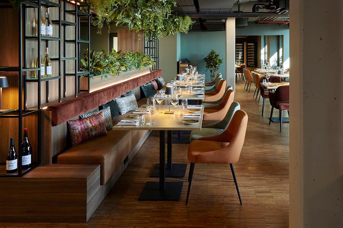 Elegantes Interieur in warmen Farbtönen, mit modernen Polstermöbeln und Retro-Elementen.