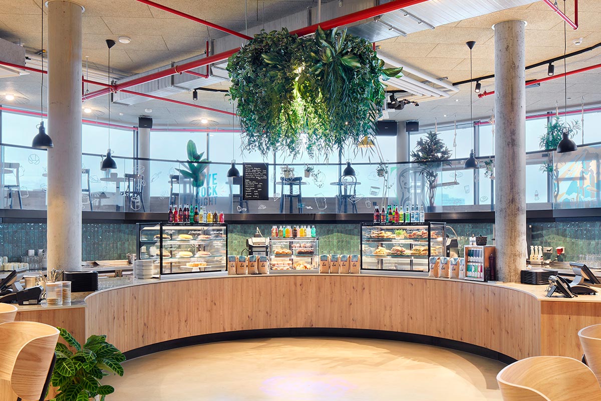 Runde Theke mit frischen Snacks, kühlen Drinks, heißen Kaffee und atemberaubendem Ausblick zum Genießen.