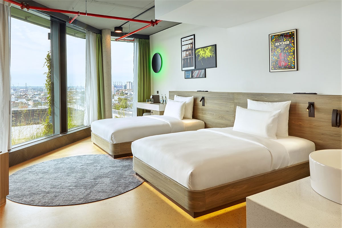 Moderne, farbenfrohe Inneneinrichtung im urbanen Stil und freier Blick auf die Hamburger Skyline.