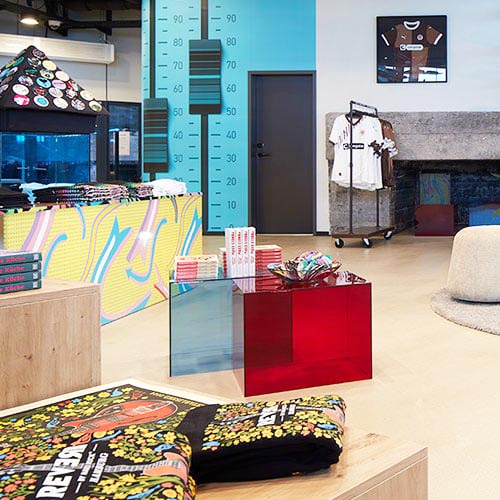 Hard Rock Shop mit buntem und einzigartigem REVERB Merch und allem, was das Herz begehrt.