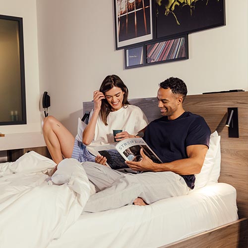 Weiter Ausblick aus einem stilvoll-urban eingerichteten Superior-King-Zimmer.