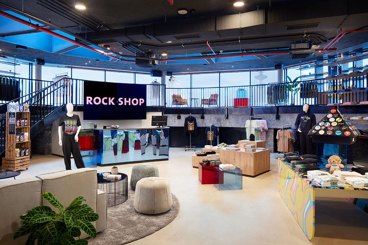 Merch und mehr, präsentiert auf individuellen Podesten und transparenten Plastikwürfeln.